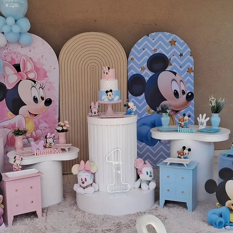 Decoração de aniversário infantil com personagens Mickey e Minnie bebê, balões azuis e mesa de bolo personalizada