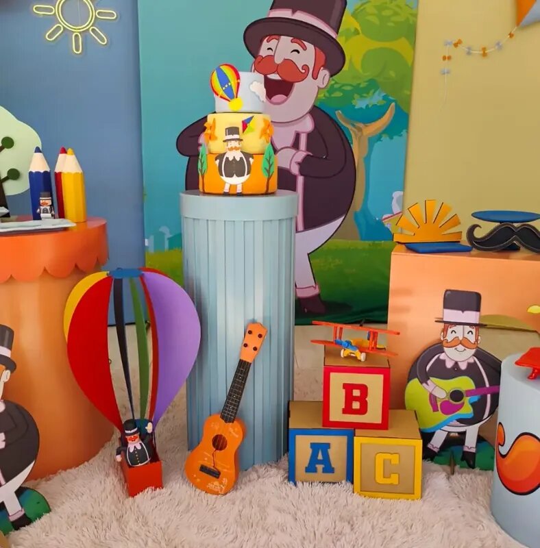 Decoração infantil temática Mickey e Minnie com balões azuis e personagens na Mimo Casa de Festa