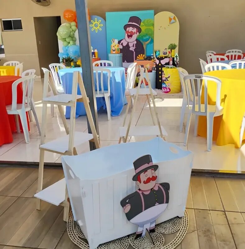 Salão da Mimo Casa de Festa decorado para aniversário infantil com mesas coloridas, balões e painel temático