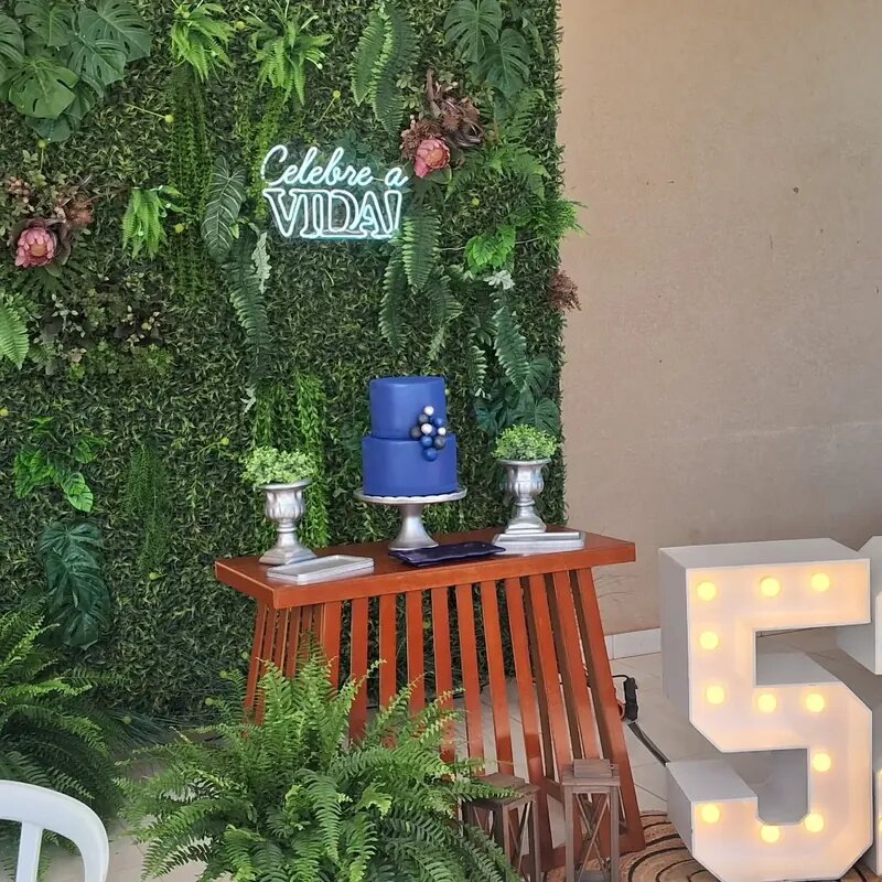 Decoração de aniversário com bolo de aniversário e letreiro neon na Mimo Casa de Festa